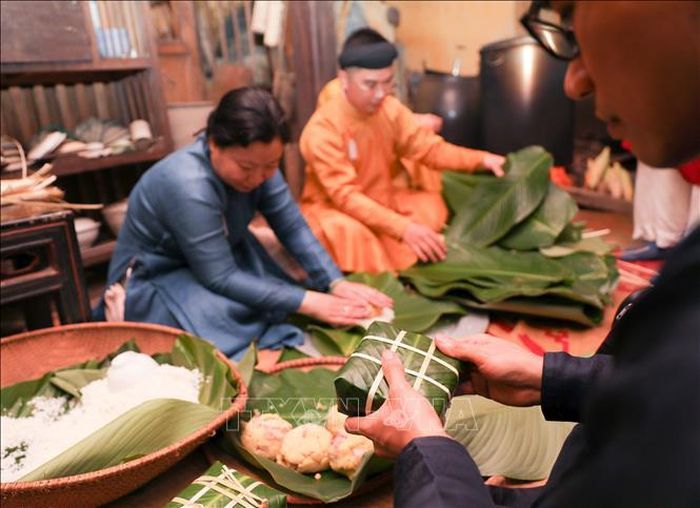 Gói bánh chưng đón Tết trong chương trình.