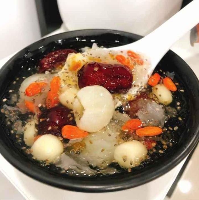 Tùy vào hàm lượng yến mix cùng hạt sen, hạt é, nhãn,... hay đường phèn mà có thể cho một cốc yến có lượng calo tương đương. Để uống giữ dáng, đẹp da, chị em không nên cho quá nhiều đường phèn.