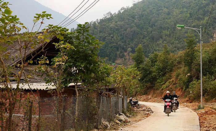 Tuyến đường bê tông giúp người dân Ma Quái Hồ đi lại thuận tiện.