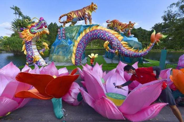 Tại khu vực sông Hongbao, Marina Bay (Singapore), quần thể tượng “hổ gầm và rồng” được dựng lên, với hình tượng đôi hổ đứng trên núi và con rồng nổi lên từ dưới sông. (Ảnh: Straitstimes)