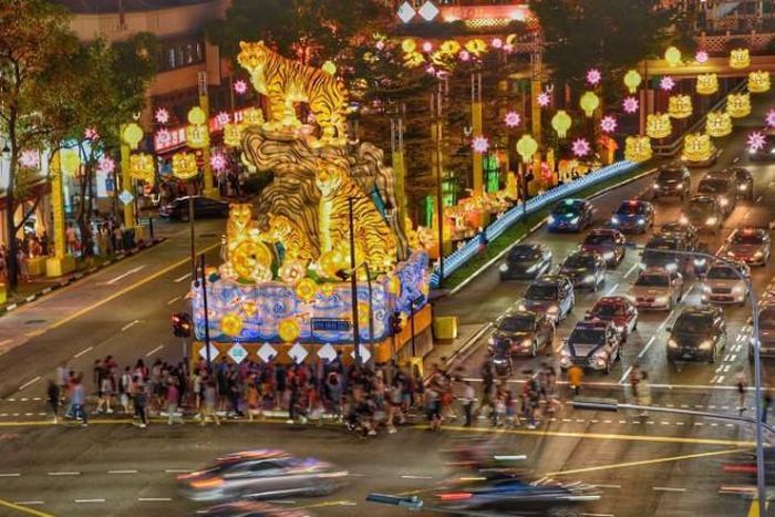 Ở Singapore, tại khu phố người Hoa (Chinatown), rất nhiều đèn lồng, tượng trang trí hình hổ đã được trưng bày. Trong ảnh: Tượng gia đình hổ tại Chinatown, Singapore. (Ảnh: Straitstimes)
