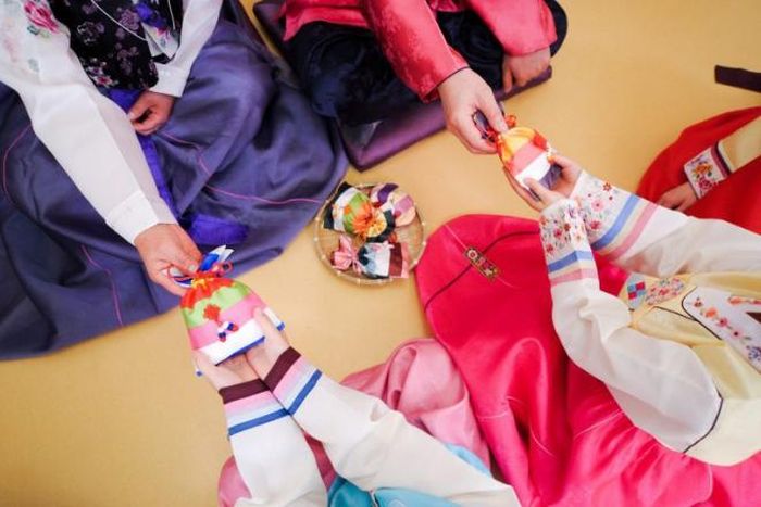 Trẻ em nhận quà sau khi gửi lời chúc đến người lớn