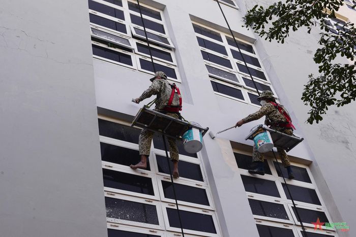 Sơn mới doanh trại trở nên dễ dàng với mỗi chiến đấu viên.
