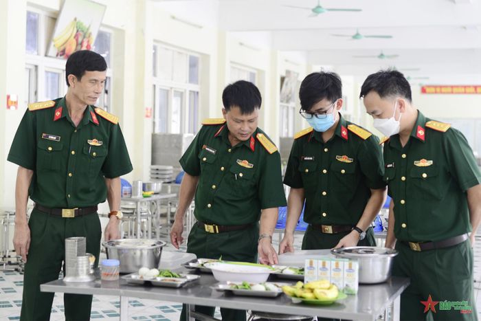 Chỉ huy Lữ đoàn kiểm tra chế độ ăn của bộ đội.