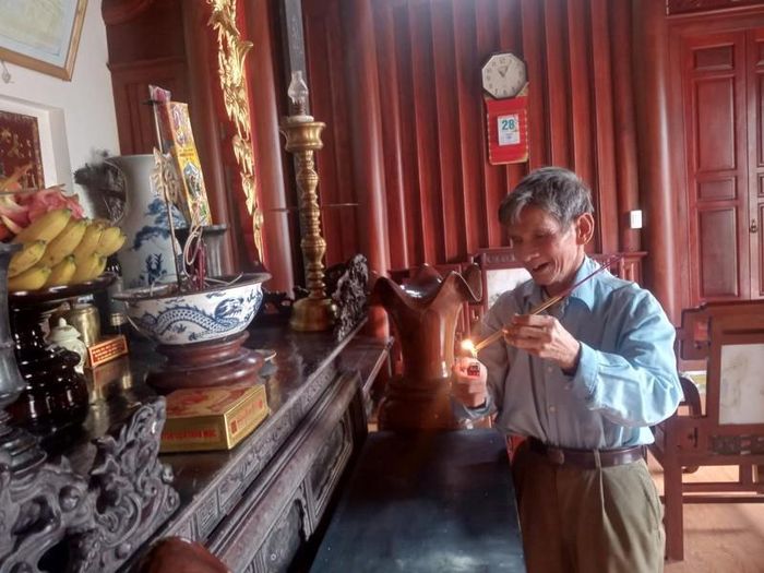 Bao sái bát hương có thể thực hiện bởi người chủ gia đình