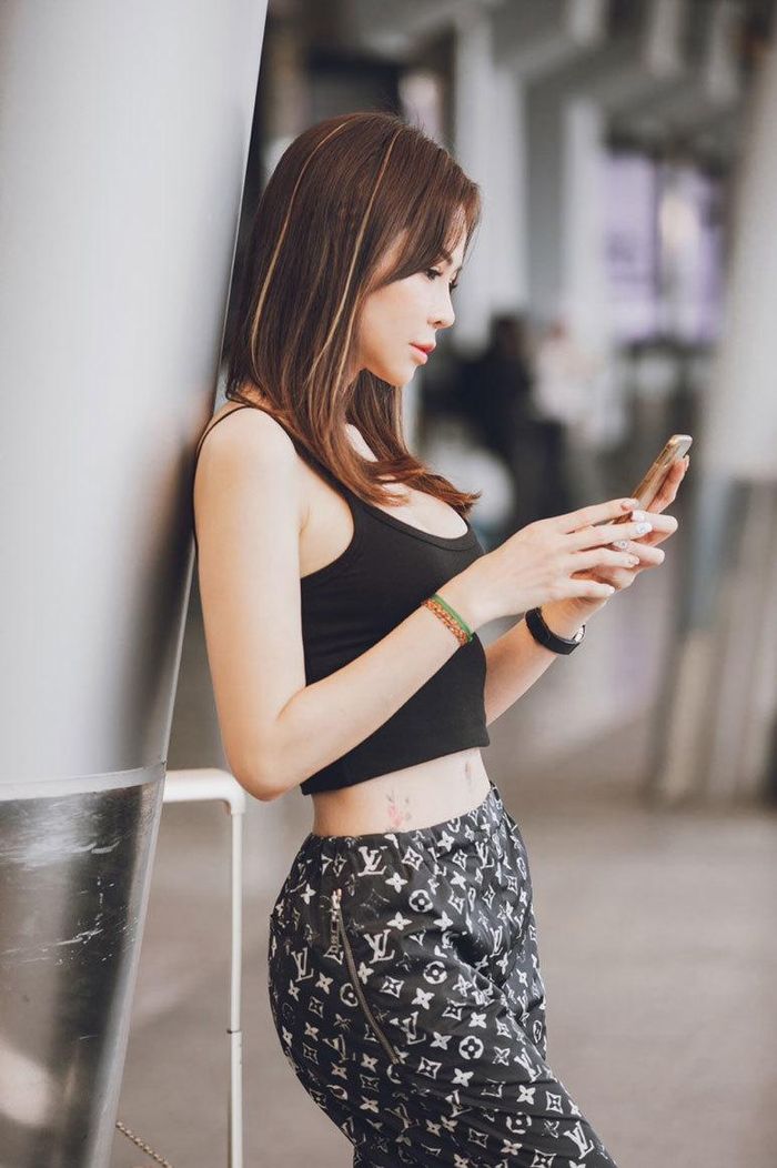Ở tuổi 40, người đẹp vẫn có vóc dáng gọn gàng, nhan sắc trẻ trung. Dù trải qua hai lần sinh nở, Lan Phương vẫn giữ eo thon thả. Cô thích mặc đồ tôn dáng nhưng chất liệu thoải mái dễ chịu.