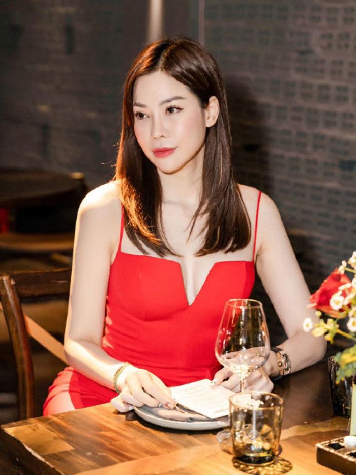 Ngoài việc thăm gia đình, Lan Phương sắp xếp xử lý công việc kinh doanh. Cô cũng được nhiều đơn vị truyền thông mời phỏng vấn về cuộc sống hôn nhân với chồng đại gia giàu có.