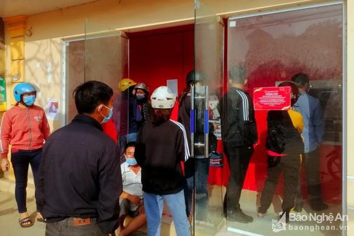 Được biết, nhiều người dân ở quê chưa thành thạo việc sử dụng máy ATM nên có người rút tiền mất mấy chục phút, có người rút số lượng lớn phải rút thành nhiều lần, cứ thế nên các cây ATM luôn trong tình trạng ùn ứ, chen chúc mỗi dịp Tết. Nhiều người mệt mỏi vì phải chờ đợi quá lâu dưới nắng nóng. Ảnh: Quang An