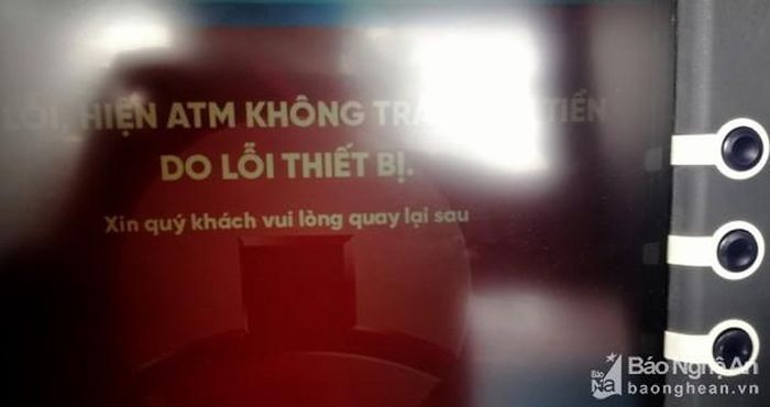 Một số cây ATM đã bị quá tải do lượng người rút quá đông. Ảnh: Quang An