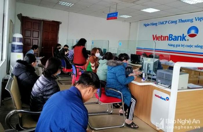 Theo khuyến cáo, để giảm thiểu áp lực về tình trạng quá tải rút tiền trong dịp cận Tết, người dân nếu có điều kiện có thể sắp xếp thời gian đi rút tiền vào những giờ thấp điểm, buổi tối. Song song với đó, nếu rút tiền với số lượng lớn có thể mang giấy tờ đến các trung tâm giao dịch để rút tiền mặt, tránh phải ra cây ATM. Trong ảnh: Một số người dân đã lựa chọn việc giao dịch trực tiếp với ngân hàng để rút tiền, không chờ hàng giờ ngoài cây ATM. Ảnh: Quang An