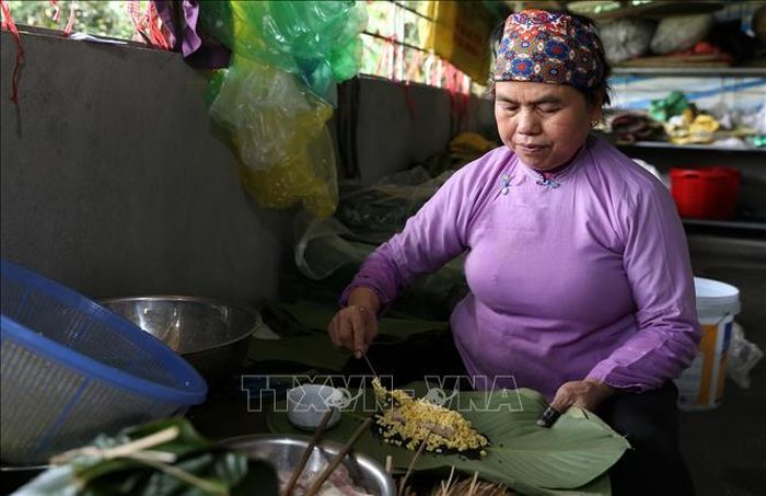 Công đoạn gói bánh chưng.