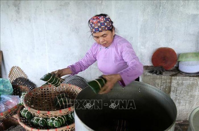 Bánh được đem đi luộc trên nồi gang sau 12 tiếng mới được vớt ra.