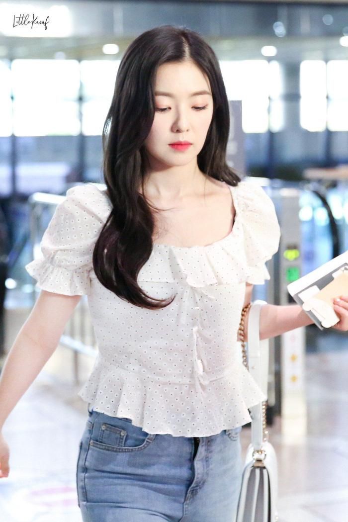 Áo blouse dáng lửng, nhấn eo nhẹ không chỉ điệu đà, xinh tươi mà còn có tác dụng tôn dáng. Chiếc quần jeans xanh nhạt chính là mảnh ghép hoàn hảo để phối với item này.