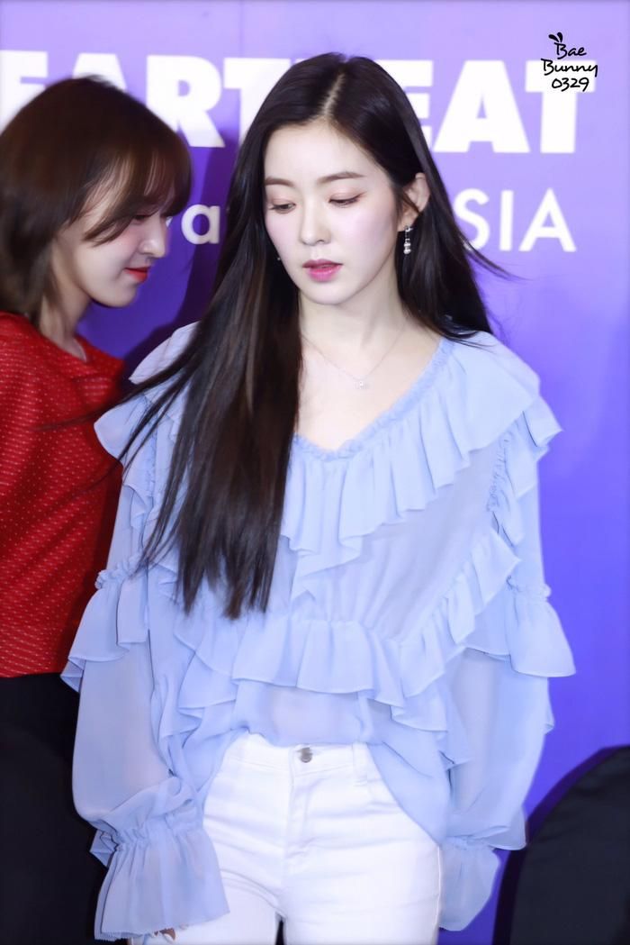 Mẫu áo blouse bèo nhún, màu xanh nhạt này rất yểu điệu, nhưng chẳng hề sến chút nào. Đặc biệt là khi kết hợp với quần jeans trắng, Irene có outfit hội tụ đủ các yếu tố cần thiết như trẻ trung, thanh lịch, nổi bật và tinh tế.