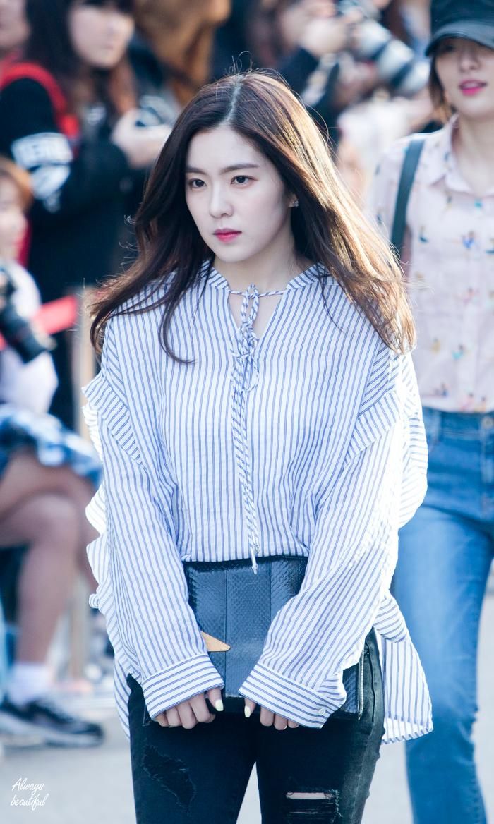 Áo blouse kẻ sẽ giúp phong cách của chị em nhiều màu sắc hơn. Và bởi item này đã khá nổi bật, một chiếc quần đen mix cùng sẽ giúp outfit có được sự hài hòa, ưng mắt.
