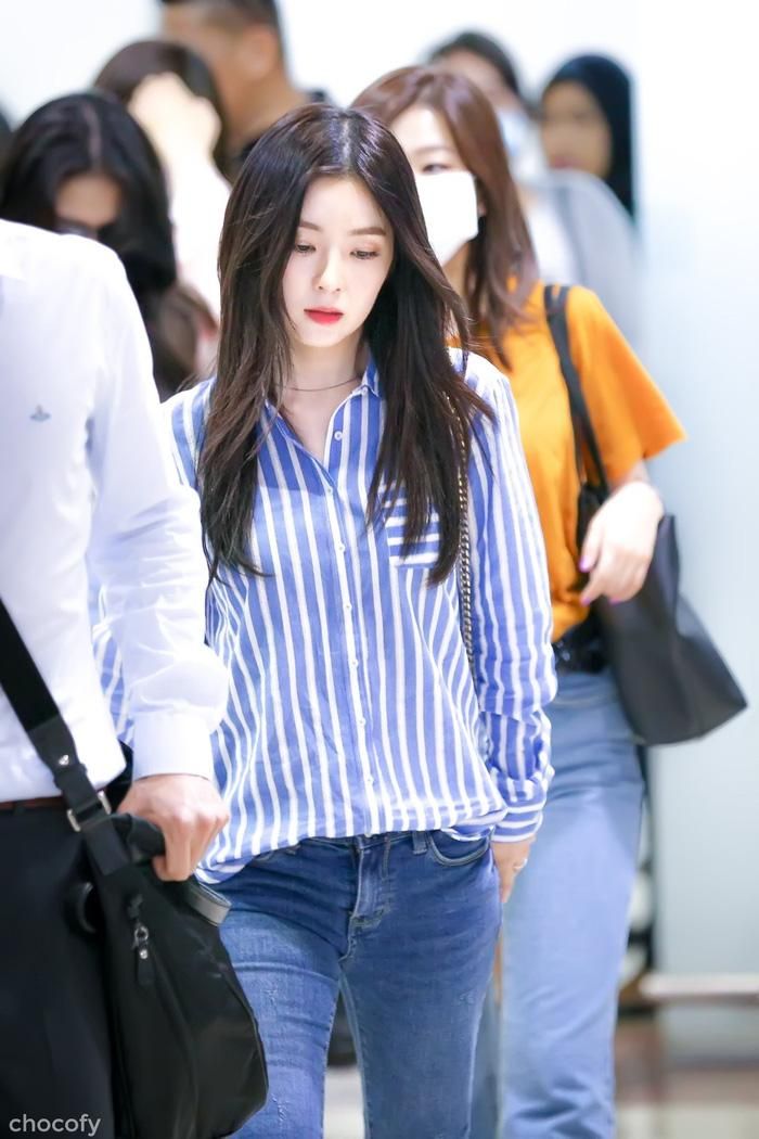 Irene một lần nữa chứng minh, áo sơ mi kẻ mãi là lựa chọn lý tưởng. Item này có thể diện theo cách đơn giản nhất là kết hợp cùng quần jeans, vậy là trẻ trung, nàng U30 nào áp dụng cũng đẹp.