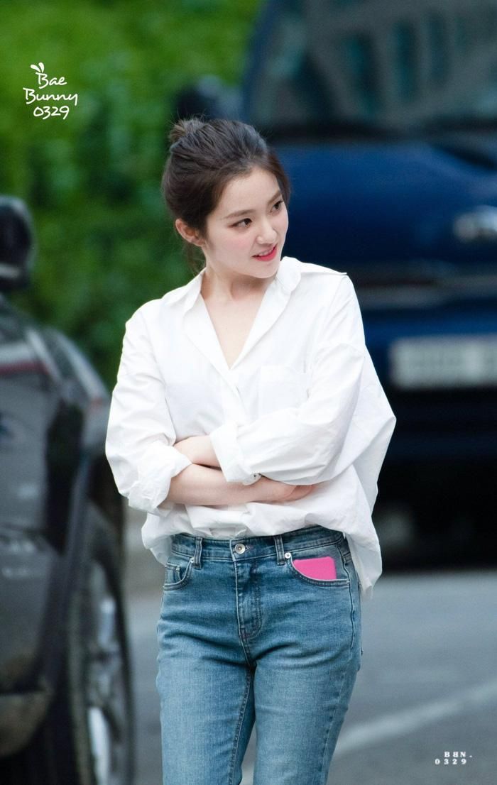 Áo sơ mi trắng và quần jeans xanh đem đến cho Irene vẻ ngoài trẻ trung, tươi sáng. Dù rất đơn giản, combo này vẫn ghi trọn điểm sành điệu. Thay vì sơ vin toàn bộ, Irene chỉ đóng thùng nửa vạt, vẻ ngoài nhờ vậy mà trở nên phóng khoáng, ấn tượng hơn.