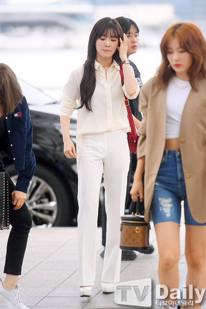 Với một bộ đồ gồm áo sơ mi quần âu ống đứng giày cao gót tuyền tông trắng, Irene ghi trọn điểm thanh lịch. Công thức diện đồ này là một gợi ý hoàn hảo để diện đến công sở.