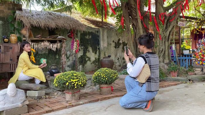 Mẹ chụp ảnh cho con gái trong "concept" Góc bếp của mạ