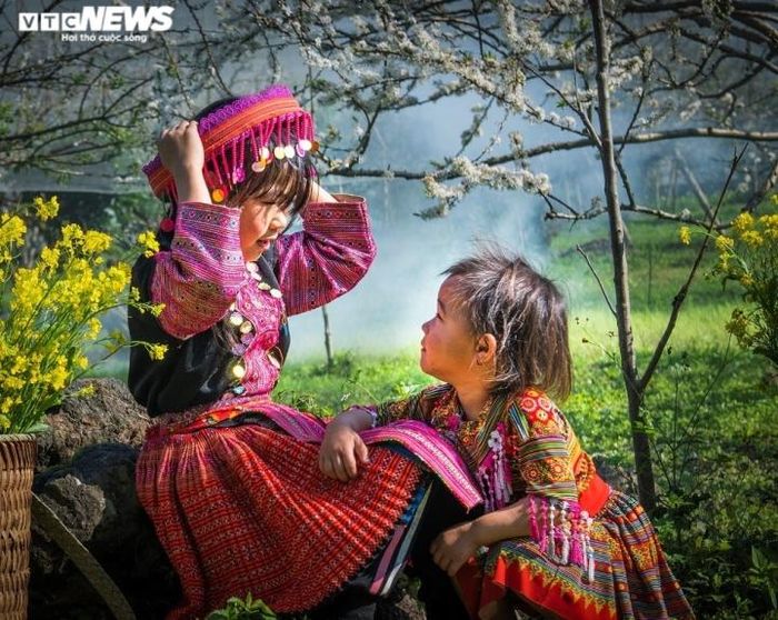 Hai chị em ngồi trò chuyện giữa khung cảnh tuyệt đẹp.