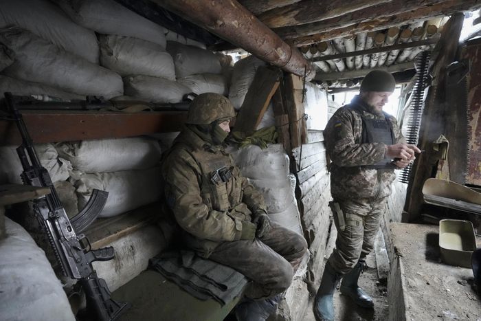  Binh lính Ukraine nghỉ ngơi trong hầm trú ẩn ở tiền tuyến. Phóng viên AP miêu tả họ “già hơn tuổi”. 