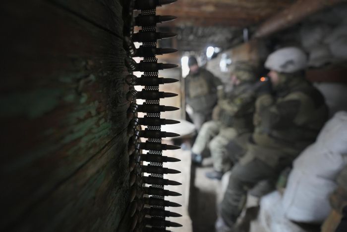 Cuộc chiến tại miền Đông Ukraine đã khiến ít nhất 14.000 người thiệt mạng. Dù đụng độ vũ trang đã giảm bớt đáng kể trong những năm qua, nhiều người lo ngại xung đột sẽ tiếp diễn với việc Nga tập trung quân gần biên giới. 