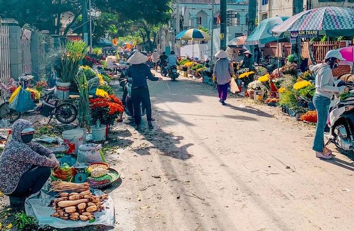 Chợ hoa họp cả ngày nhưng sôi nổi nhất từ 2 đến 4 giờ sáng.