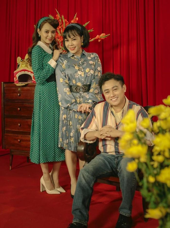 Ngoài "cặp tình nhân trẻ", Việt Hương cũng khoe vẻ trẻ trung khi diện váy hoa đón Tết sớm bên hai đàn em.