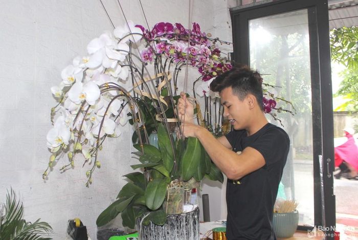 Để có tốc độ cắm lan nhanh, Viết Thế cho rằng người thợ cần có kỹ thuật, sự tập trung và hình dung trước về sản phẩm. Ảnh: D.T