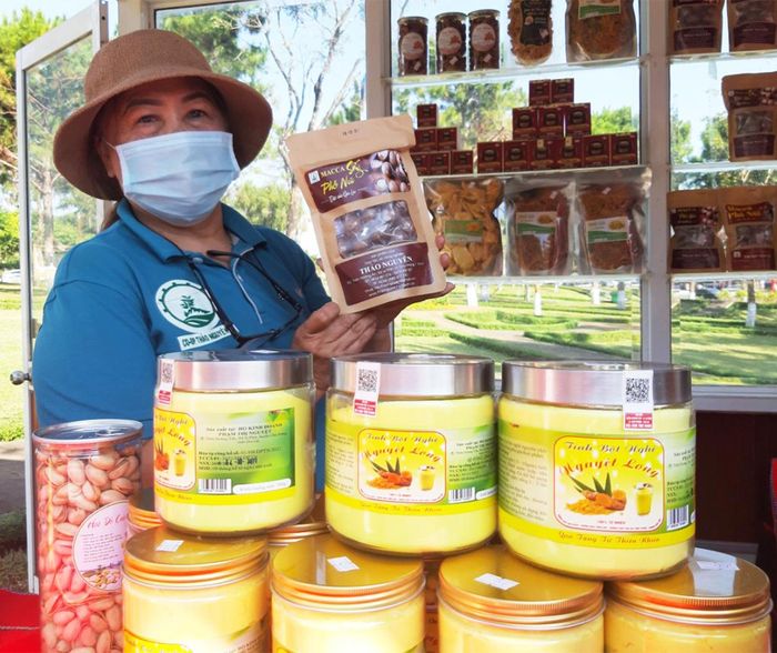 Tận dụng cơ hội này, HTX Nông nghiệp Thảo Nguyên (huyện Chư Prông) đã giới thiệu với du khách gần xa những sản phẩm được chứng nhận OCOP đạt 3 sao cấp tỉnh. Ảnh: Minh Nguyễn