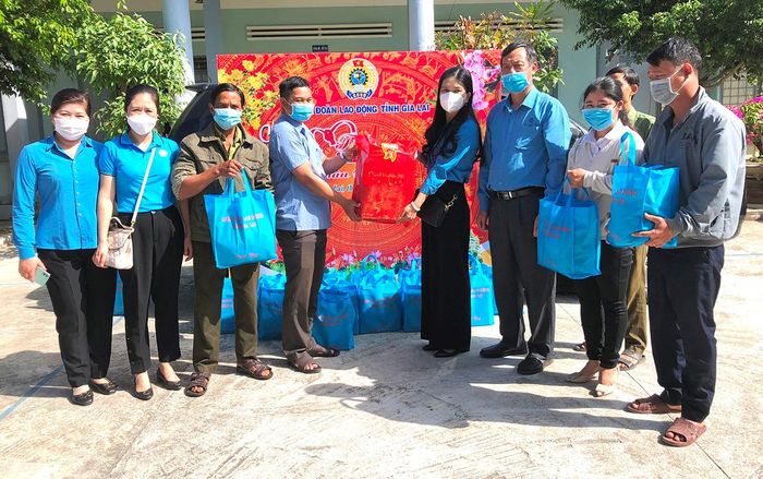 Liên đoàn Lao động tỉnh và Công đoàn ngành Nông nghiệp và PTNT tặng quà Tết cho cán bộ, nhân viên Ban Quản lý rừng phòng hộ Chư A Thai (huyện Phú Thiện). Ảnh: Đinh Yến 