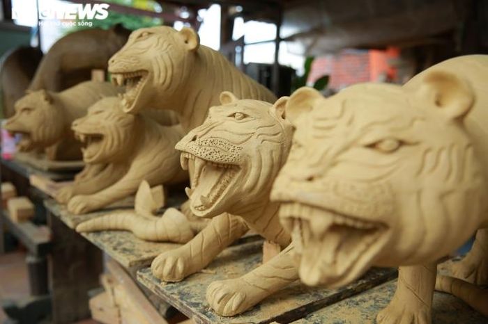 Và sau những ngày dày công chế tác, nghệ nhân Nguyễn Văn Hoàng đã cho ra lò 6 tượng hổ với các kích cỡ khác nhau tùy vào thế đứng. Trung bình mỗi con dài 60cm, rộng 30cm và cao 40cm. Riêng hổ thế vồ thì dài và thấp. "Thân và bụng hổ phải để rỗng và đục nhiều lỗ. Mục đích là khi đưa vào lò nung, tượng không bị nứt hoặc nổ", anh Hoàng chia sẻ kinh nghiệm.