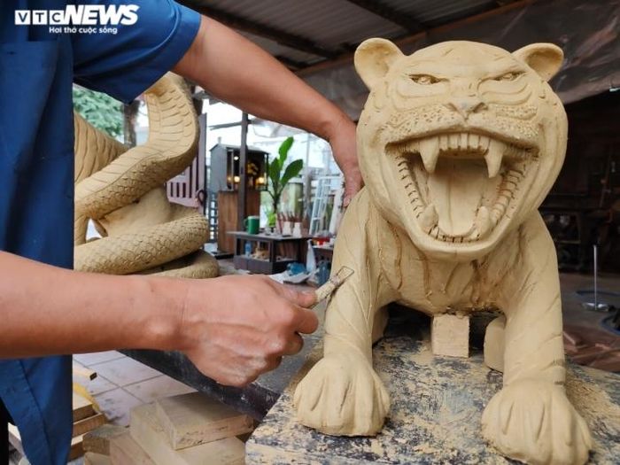 Theo anh Hoàng, trong khi phần thân nhào nặn tương đối đơn giản thì phần đầu, miệng và râu khiến anh mất rất nhiều thời gian, tâm sức. "Dù tỉ mỉ trong từng chi tiết nhưng lắm lúc phải phá đi làm lại. Nhắc đến hổ, người ta nghĩ ngay đến sự dũng mãnh, hung dữ nên việc thể hiện những bộ phận như miệng, đầu hổ không hề dễ", anh Hoàng bộc bạch.