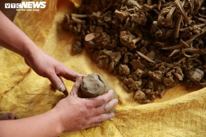 Anh Hoàng chia sẻ, trước thời điểm Tết Nguyên đán chạm ngõ tầm một tháng, anh nhận được đơn đặt hàng nhào nặn 6 tượng hổ để phục vụ trưng bày ở làng gốm Thanh Hà.