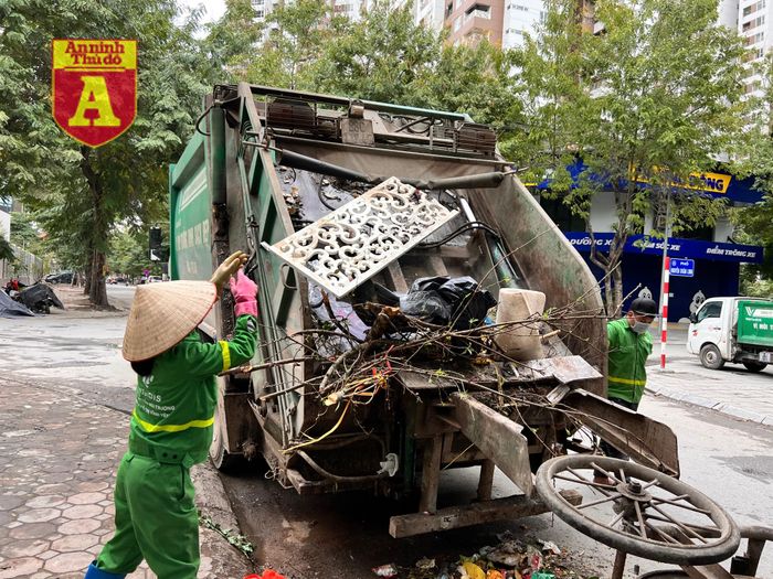 ... và cuối cùng mới đưa vào xe ép rác