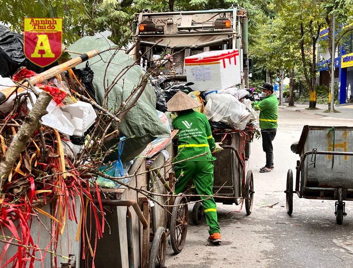 Sau đó mới đưa lên xe thu gom...
