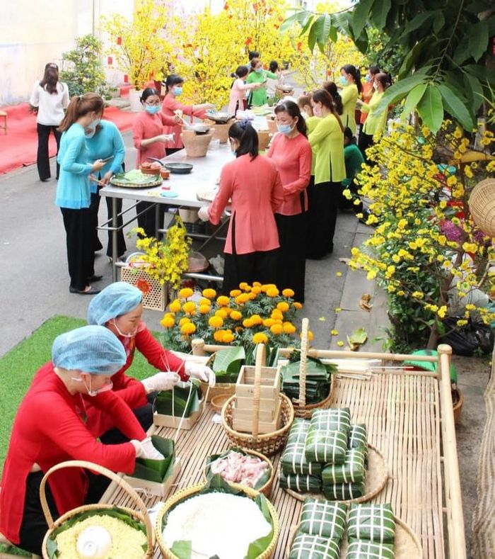 Doanh nghiệp tổ chức gói bánh chưng cho công nhân xa nhà. Ảnh: TT