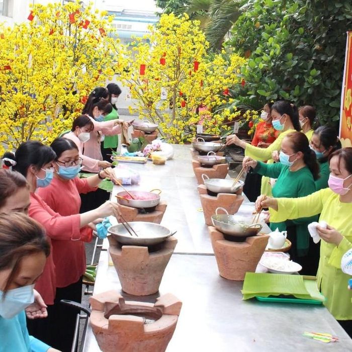 Công nhân Công ty Cổ phần Kinh doanh thủy hải sản Sài Gòn ở lại đón Tết. Ảnh: TT
