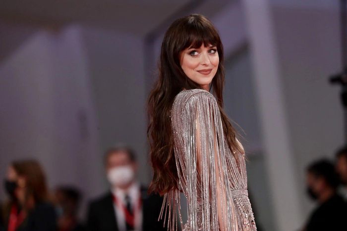  Dakota Johnson trên thảm đỏ Liên hoan phim Venice lần thứ 78. Ảnh: Getty. 