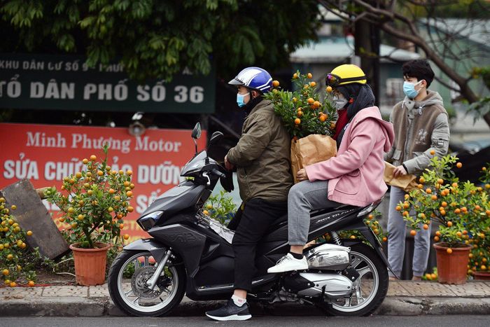  Phía ngoài đường đê Âu Cơ, những cuộc ngã giá mua bán vội vã diễn ra. Nhiều người muốn nhanh chóng được về nhà ăn bữa cơm tất niên. 