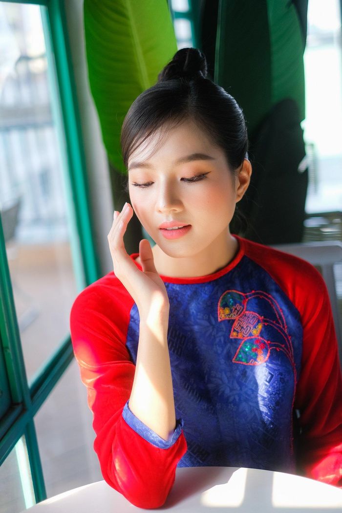 "Phim này không thu tiếng trực tiếp, nhưng trong quá trình quay, tôi vẫn học thoại bằng giọng miền Nam. Đó cũng là cách để tôi cảm nhận nhân vật tốt hơn và tương tác cùng bạn diễn. Các cô chú, anh chị trong đoàn sẵn sàng chỉ bảo những điều mà tôi chưa quen", Bích Ngọc tâm sự. 