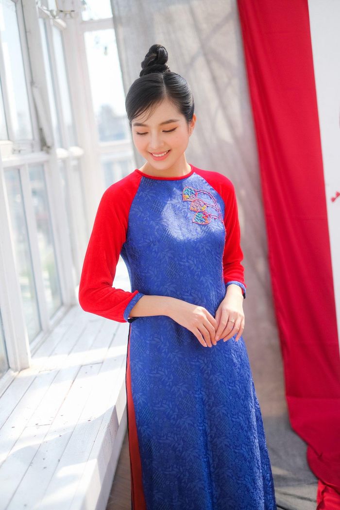  Lần đầu tiên làm việc cùng ê-kíp miền Nam, Bích Ngọc cho biết cô cũng bỡ ngỡ. Thông thường, diễn viên đều phải tự chuẩn bị trang phục. Song Bích Ngọc được ê-kíp hỗ trợ để giảm bớt lo lắng. 