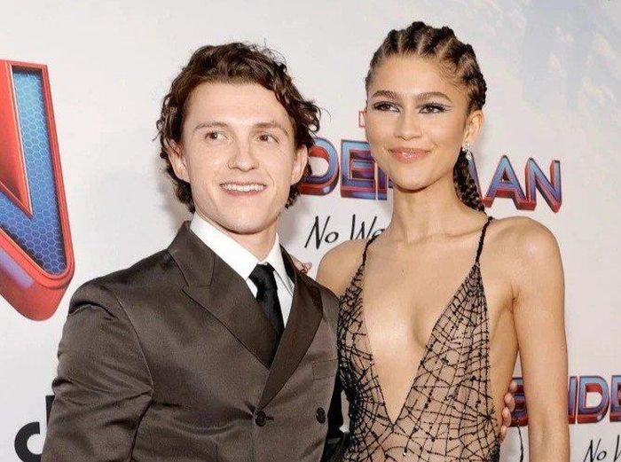 Nam diễn viên Tom Holland và bạn gái trong buổi công chiếu Spider-Man: No Way Home. Ảnh: The Sun.