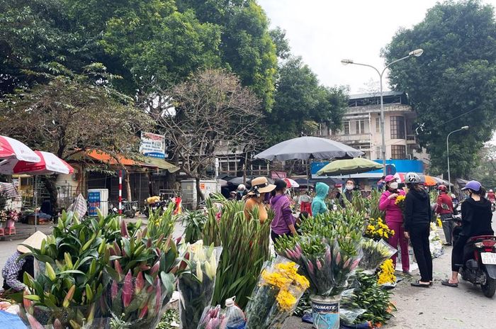 Vẫn khá đông người mua hoa trong phiên chợ cuối năm.