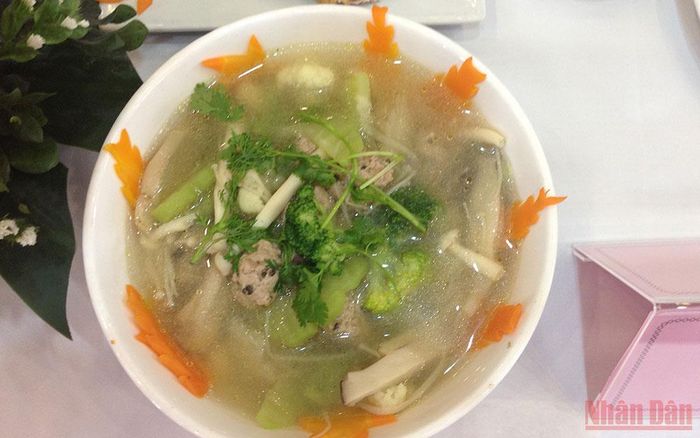  Bát canh bóng.