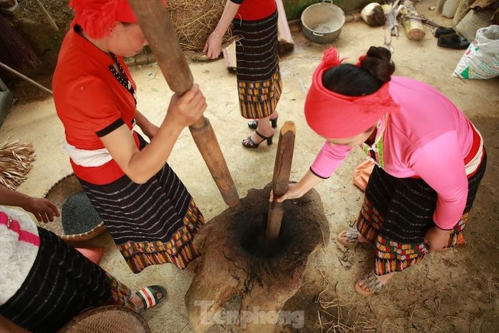 Tro và gạo nếp được giã đều tay. Mọi công đoạn đều do các bàn tay người phụ nữ làm, tuyệt nhiên đàn ông không được động tay vào.