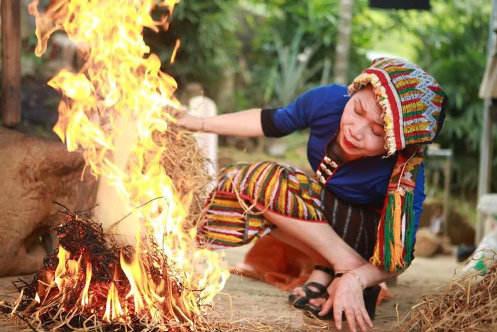 Đốt rơm lấy tro làm bánh chưng 