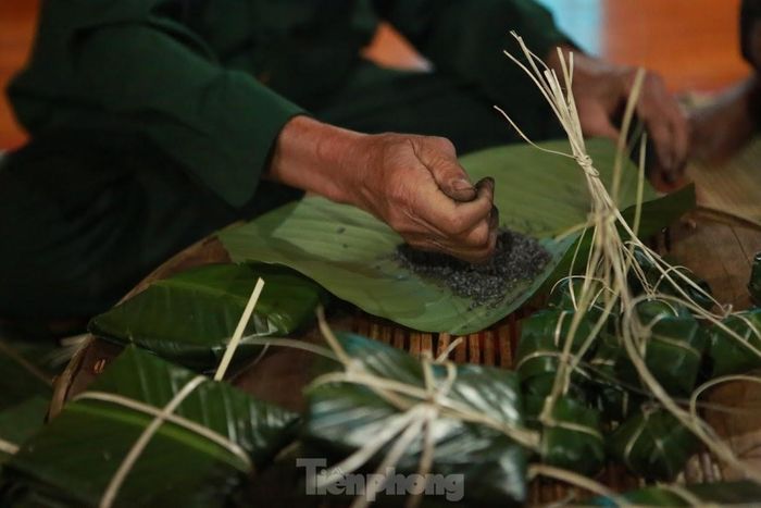 Bánh chưng đen người Thái Tày Thanh ở Quỳ Hợp không có nhân. Lá gói bánh cũng dùng lá dong rừng rửa sạch, lau khô mới đem gói. 
