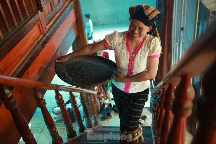 Chị Lô Thị Loan (xã Châu Thành, huyện Quỳ Hợp) cho hay, năm nào gia đình chị cũng tổ chức gói bánh chưng đen vào 29 tháng Chạp. Không gói sớm hơn tránh bánh hỏng không ngon. "Theo phong tục từ rất lâu rồi việc giã gạo đen và chuẩn bị sẽ phải do phụ nữ làm, người đàn ông không được phép làm chỉ đến khi gói bánh thì người đàn ông mới được gói bánh cùng", chị Loan chia sẻ.