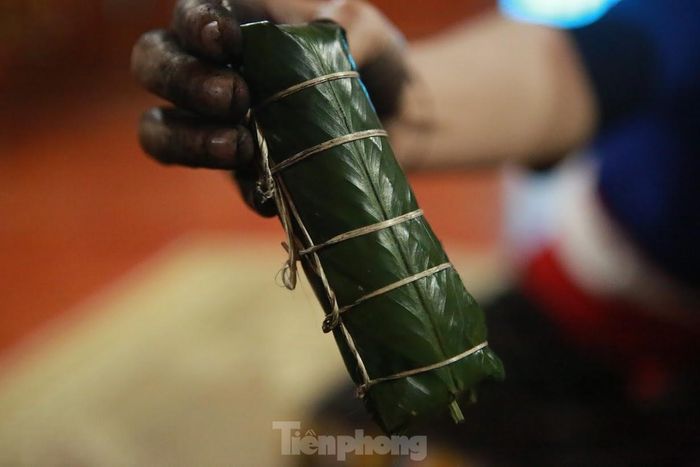 Bánh khâu tôm khủan tụ (bánh gậy). Bánh hình chiếc gậy, với ý nghĩa cầu cho người già được sống lâu.
